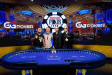 King's Boss Leon Tsoukernik, Sieger Damian Salas, WSOP Director Gregory Chochon, GGPoker Ambassador Bertrand "ElkY" Grospellier